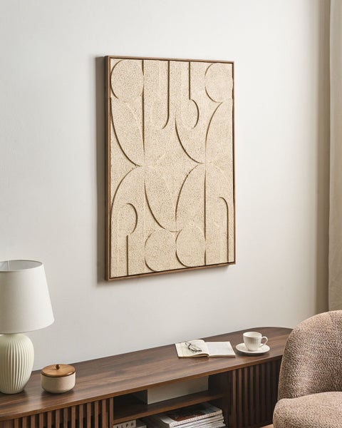 Abstraktes, strukturiertes Wandbild mit organischen Formen und Holzrahmen in einem hellen, modern eingerichteten Raum.