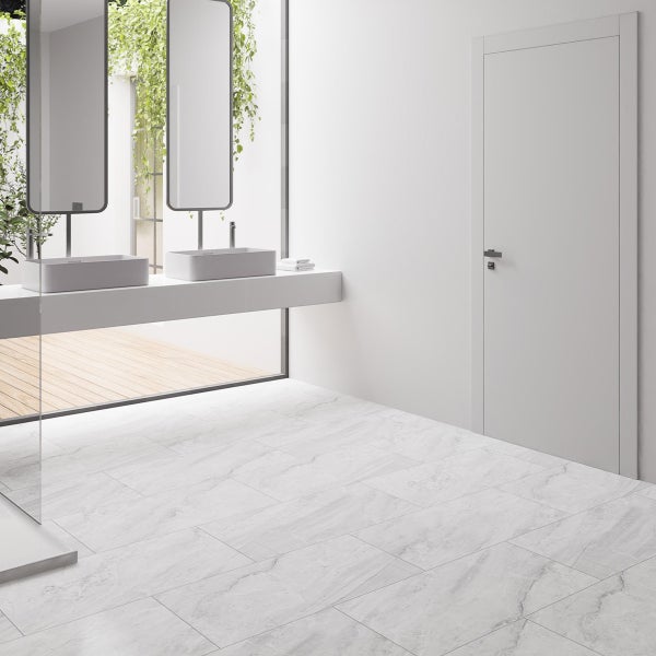 Modernes Badezimmer mit zwei Waschbecken, Spiegeln, Tür und Fliesenboden