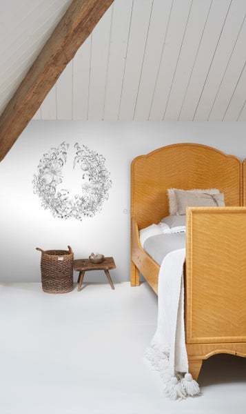 Schlafzimmer mit Bett, Dekoration und Holzdetails