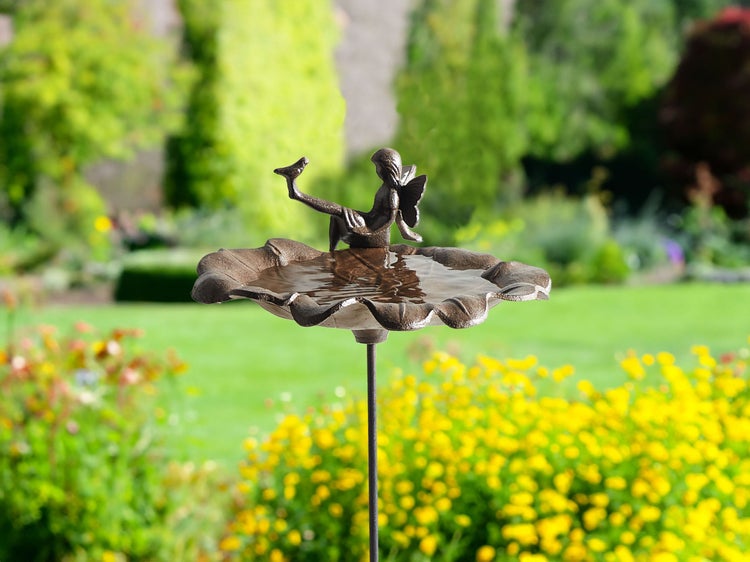 Vogeltränke mit Feenfigur im Garten