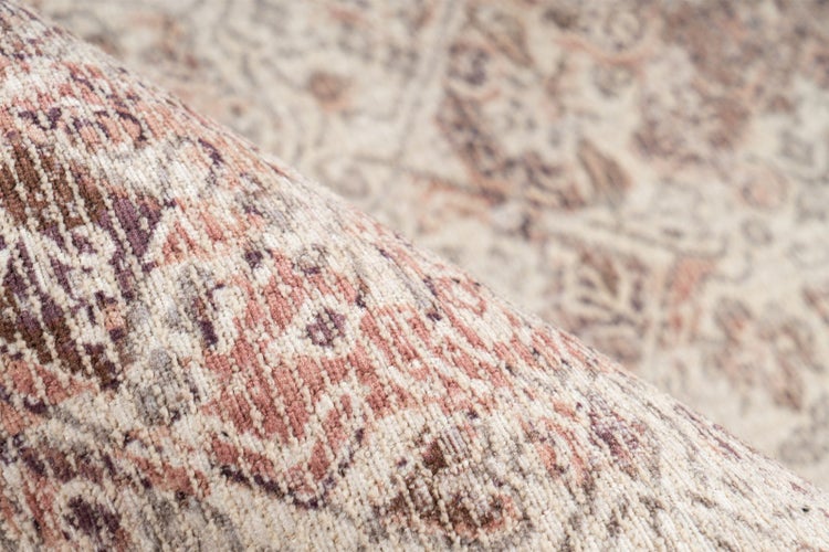 Nahaufnahme eines gewebten Teppichs mit orientalischem Muster und umgeschlagener Kante.