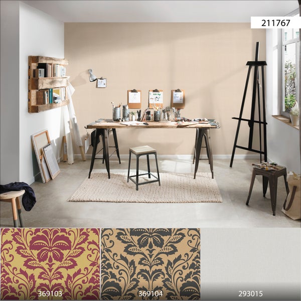 Helles Schlafzimmer mit Holzbett, Lampe, Tisch und Vasen