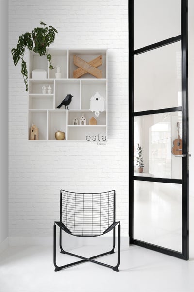 Modernes Interieur mit Regalen, Dekorationen, Stuhl und Glastür