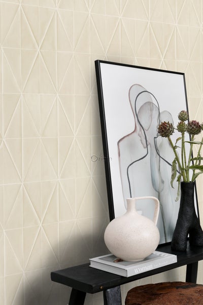 Wandgestaltung mit dreieckigem Fliesenmuster, dekoriert mit Vasen und einem gerahmten Bild