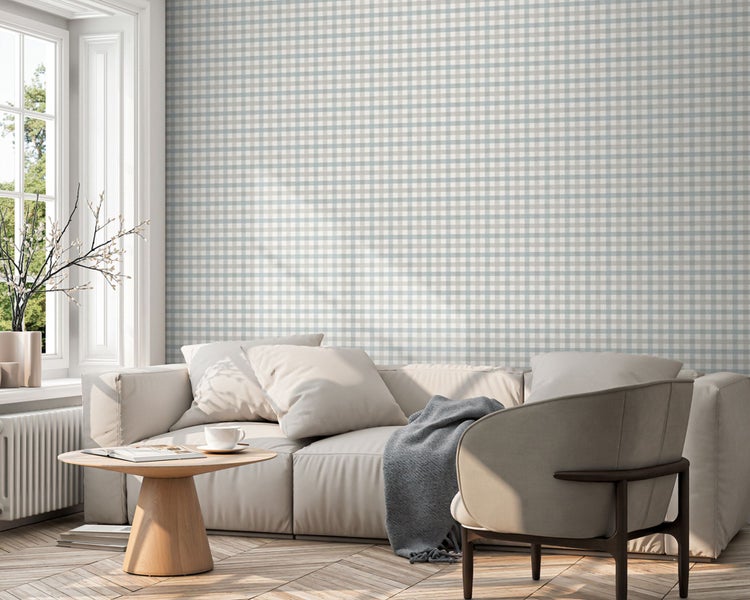 Wohnzimmer mit karierter Tapete, Sofa und Sessel