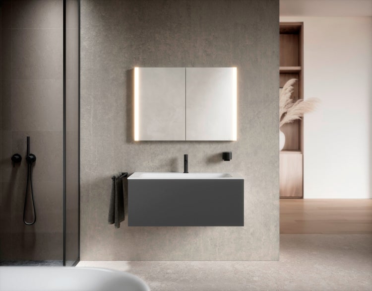 Modernes Badezimmer mit Waschtisch, Spiegelschrank mit Beleuchtung und Dusche