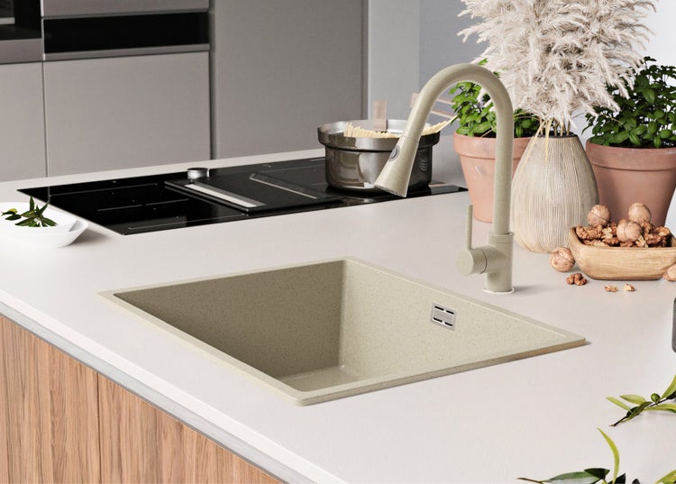 Küchenszene mit Spüle und Armatur auf einer Küchentheke