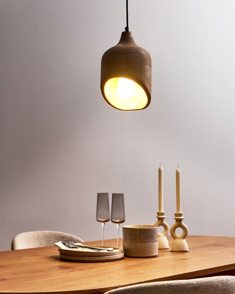 Eine quadratische Aussenwandleuchte neben einer Haustür.