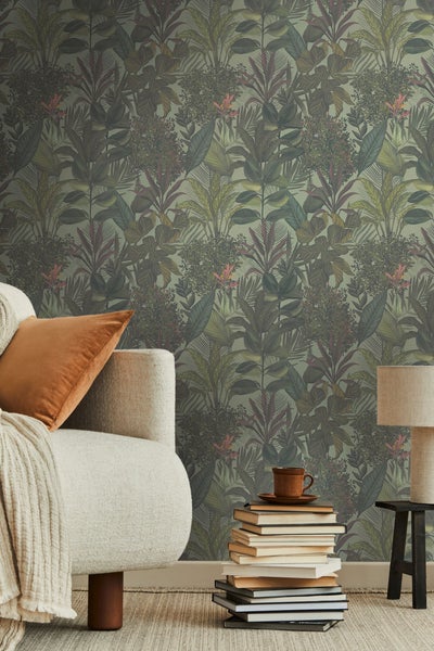 Heller, organisierter Waschraum mit grünen Schränken und Holzarbeitsplatte.