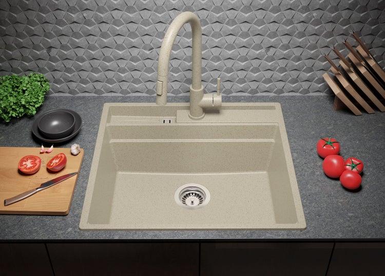 Spüle mit Armatur auf einer Küchentheke mit Lebensmitteln