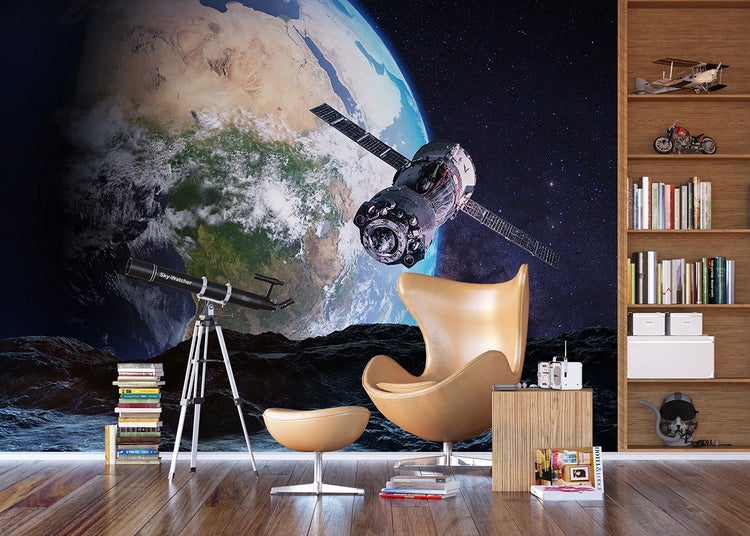 Raum mit Teleskop, Sessel und Weltraumtapete