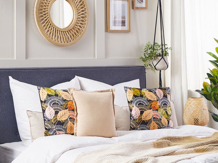 Dekoratives Schlafzimmer mit Bett, Kissen und Accessoires für eine gemütliche Atmosphäre.