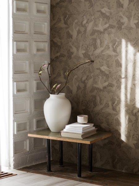 Wohnzimmer mit gemusterter Tapete, Sofa und Teppich