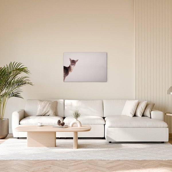 Gemütliches Wohnzimmer mit Sofa und Wandbild eines Rehs