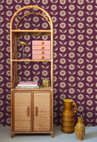 Dekorative Szene mit Bambusregal, Blumendesign-Tapete und Keramikvasen.