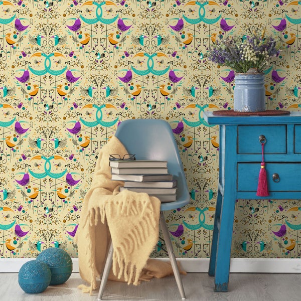 Dekoratives Zimmer mit gemusterten Tapeten, Stuhl mit Büchern und Wolldecke sowie einem Beistelltisch mit Blumenstrauß.