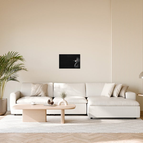 Wohnzimmer mit Sofa und einem Wandbild eines Vogels