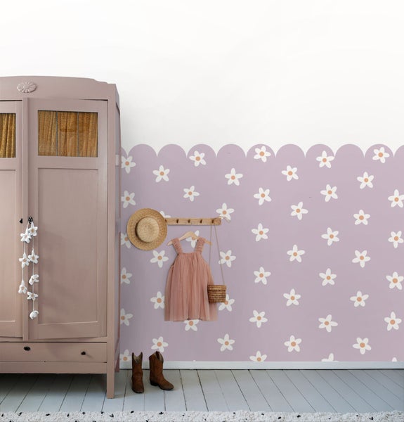 Kinderzimmer mit Kleiderschrank, Kleid, Hut, Stiefeln und Tapete mit Blumenmuster