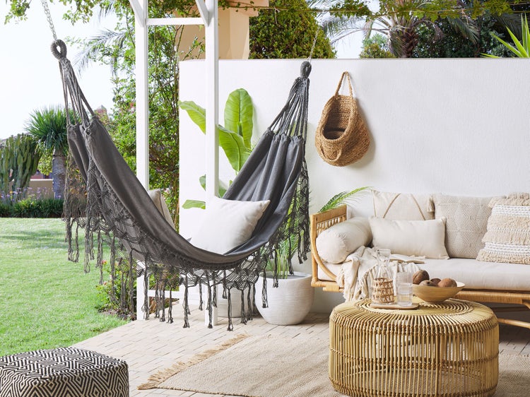 Terrasse mit Hängesessel, Sofa und Rattantisch für den Außenbereich