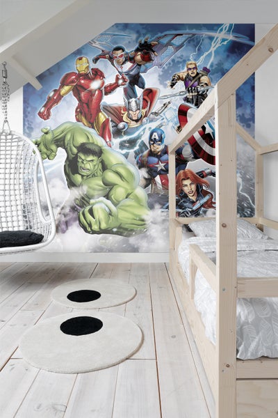 Kinderzimmer mit Avengers-Tapete, Hängekorb und Holzbett