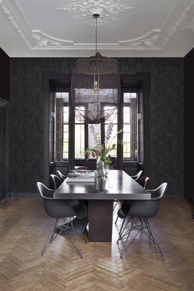 Elegantes Esszimmer mit Esstisch, Stühlen und einer dekorativen Hängelampe