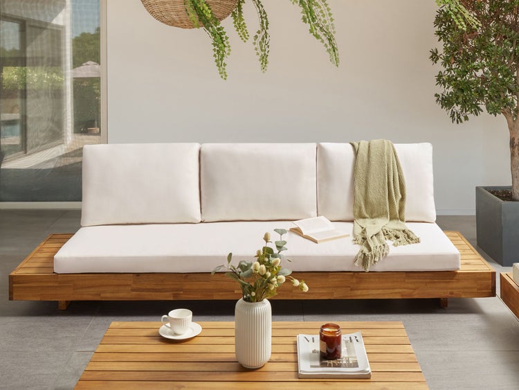 Gartensofa aus Holz mit Polsterauflagen