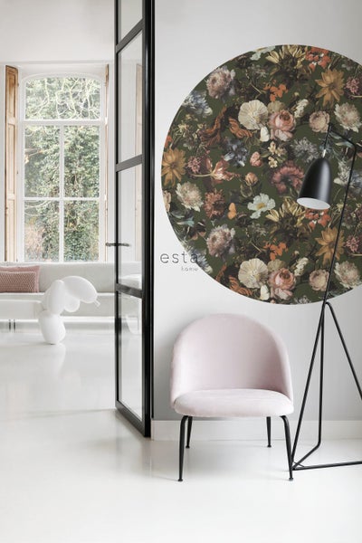 Innenraum mit floraler Wanddekoration, Stuhl und Stehlampe