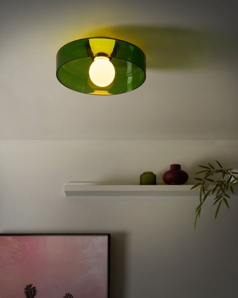 Grüne Deckenleuchte mit einer runden Glühbirne