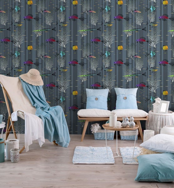 Dekoratives Zimmer mit Tapete mit Fischmuster, Liegestuhl und Kissen.
