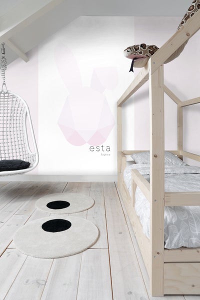 Kinderzimmer mit Holzbett, Hängesessel und Teppichen