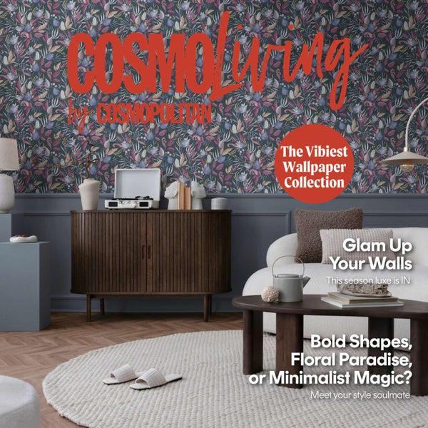 Wohnzimmer mit Blumentapete aus der CosmoLiving Kollektion, kombiniert mit einem dunklen Sideboard, modernem Sofa und einem runden Teppich.