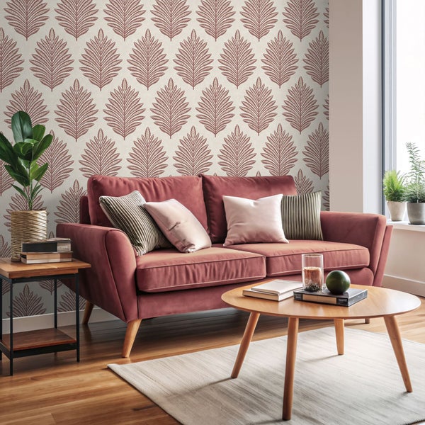 Wohnzimmer mit gemusterter Tapete, Sofa, Couchtisch und Beistelltisch