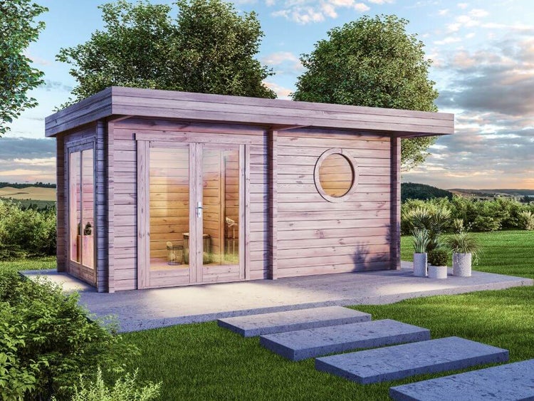 Modernes Gartenhaus aus Holz mit Flachdach, Glastüren und einem runden Fenster auf einer Terrasse in einem Garten.