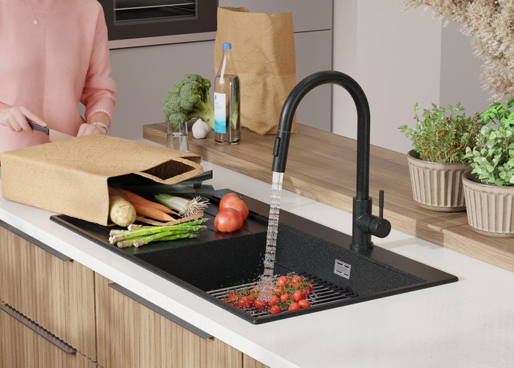 Küchenspüle mit Armatur, Gemüse und Einkaufstasche