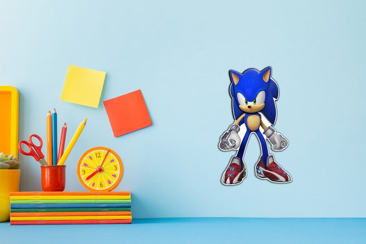 Helles, organisiertes Kinderzimmer mit Sonic the Hedgehog Wandtattoo an der Wand über einem Schreibtisch mit Heften und Stiften.