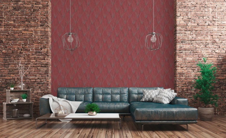 Schlafzimmer mit Doppelbett, roter gemusterter Tapete und großen Fenstern im Loft-Stil.