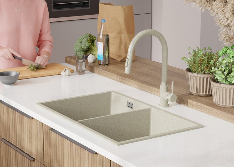 Doppelspülbecken aus Granit mit Armatur in einer modernen Küche