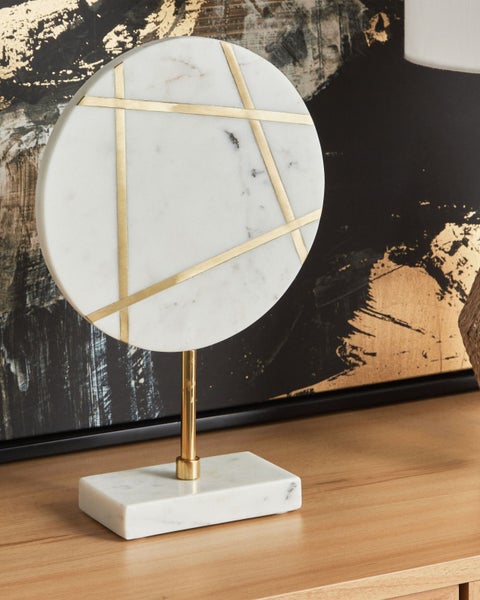 Dekorationsobjekt aus Marmor und Metall, runde Marmorscheibe mit geometrischem Muster, goldfarbener Stab und rechteckiger Marmorfuß.