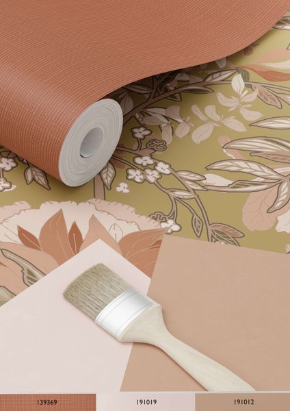 Tapetenrolle und Farbpalette mit Pinsel