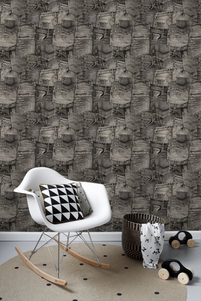 Wohnszene mit Jeans-Tapete, Schaukelstuhl, Korb und Teppich