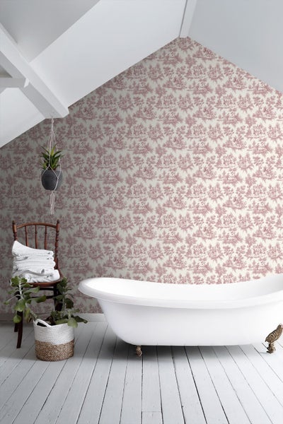 Badezimmer mit Toile-de-Jouy-Tapete, einer freistehenden Badewanne und hellem Holzfußboden.
