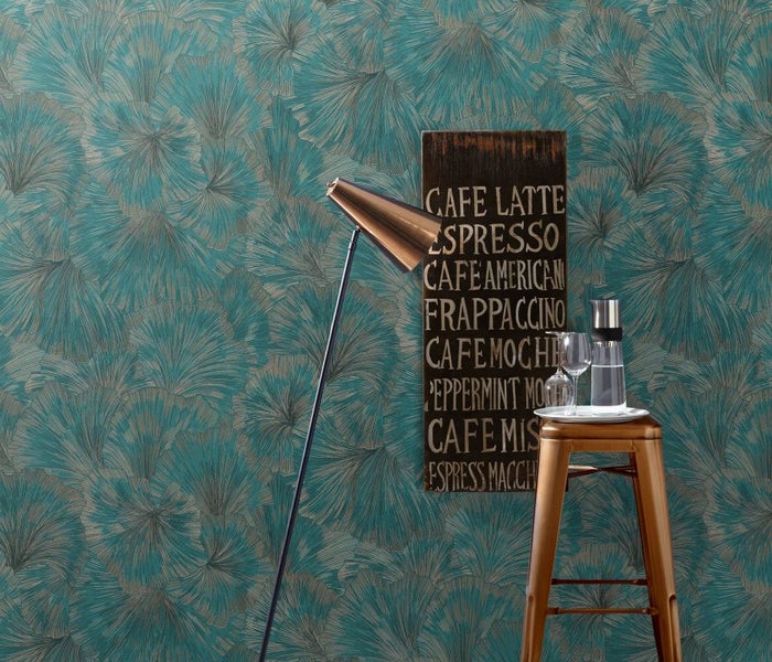 Tapete mit Muster, Stehlampe, Barhocker mit Getränken und Getränkekarte