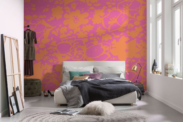 Helles Schlafzimmer mit gemusterten Tapeten, Bett und dekorativen Elementen für eine freundliche Atmosphäre