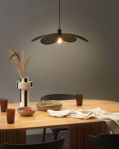 Hängeleuchte mit dekorativem Lampenschirm und Glühbirne