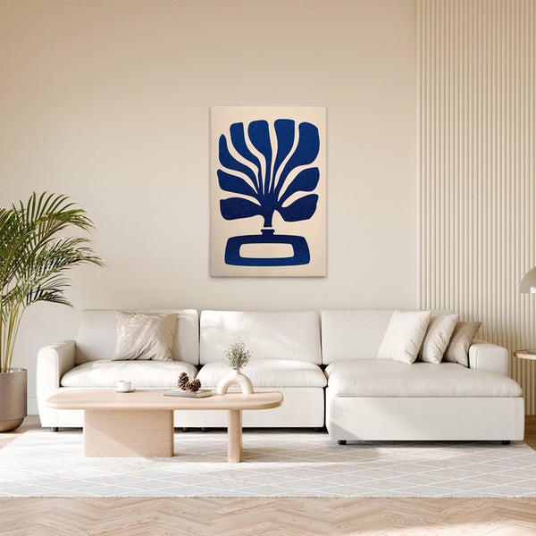 Wohnzimmer mit Sofa, Couchtisch und Wandbild mit Pflanzenmotiv