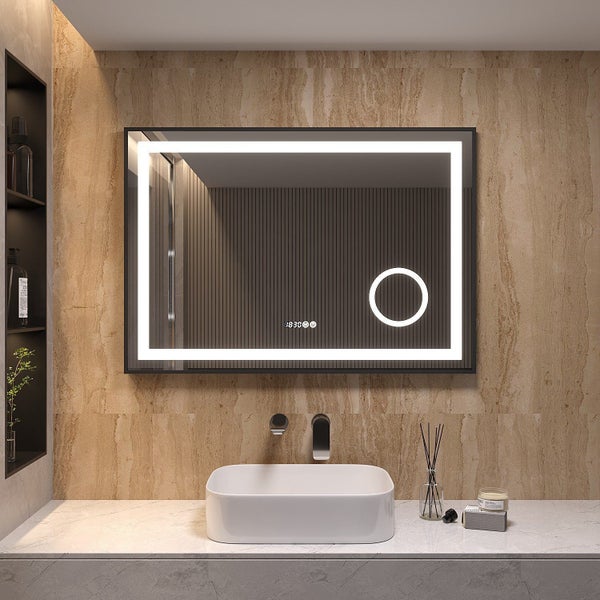 Rechteckiger Badezimmerspiegel mit LED Beleuchtung und integrierter Uhr über einem Waschbecken mit Aufsatzwaschschale in modernem Badezimmer.