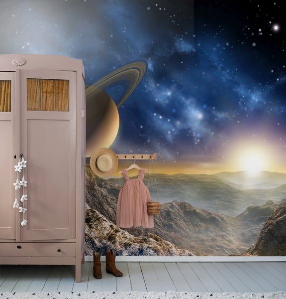 Kinderzimmer mit Weltraumtapete, Kleiderschrank, Kleid und Accessoires