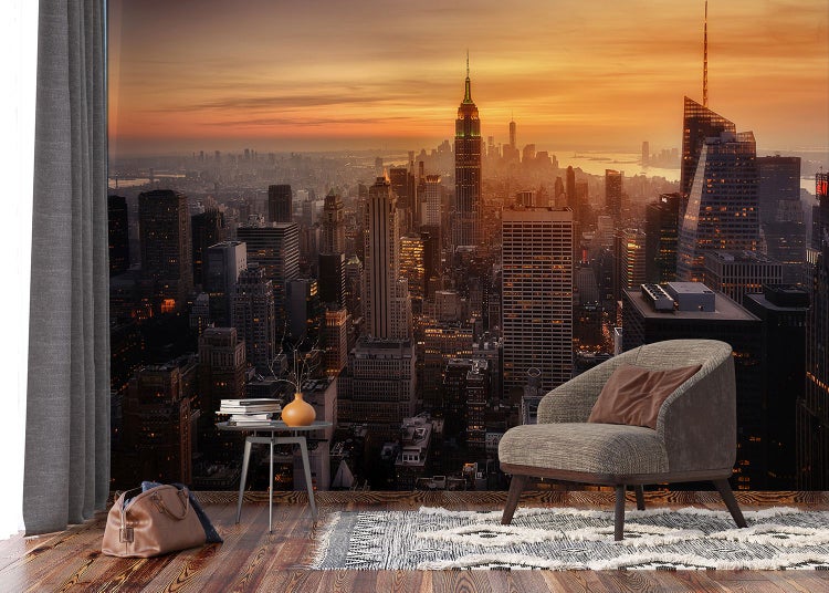 Dekoratives Wandbild mit Skyline von New York in einem Wohnraum.