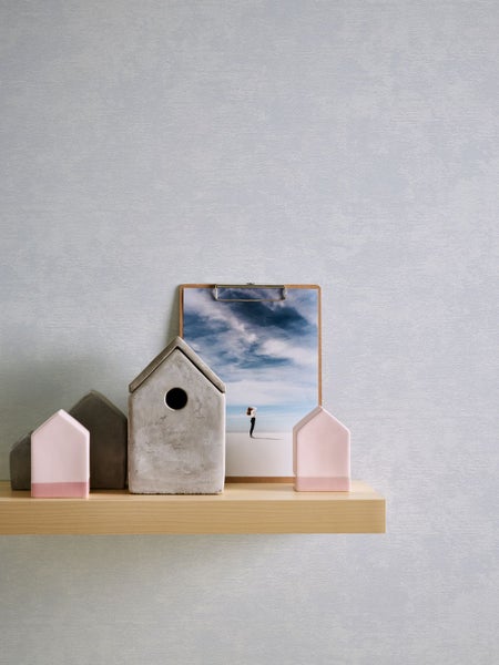 Dekoratives Interieur mit Spiegel, Vase und Konsole