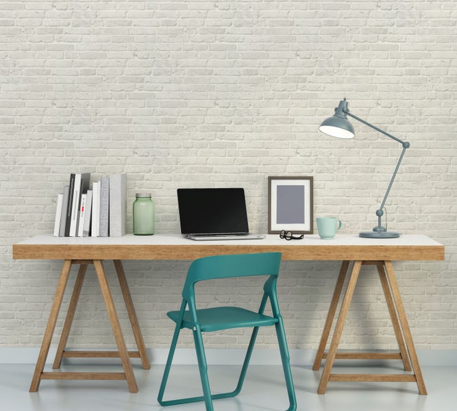 Nahaufnahme einer lila Irisblüte im Garten.